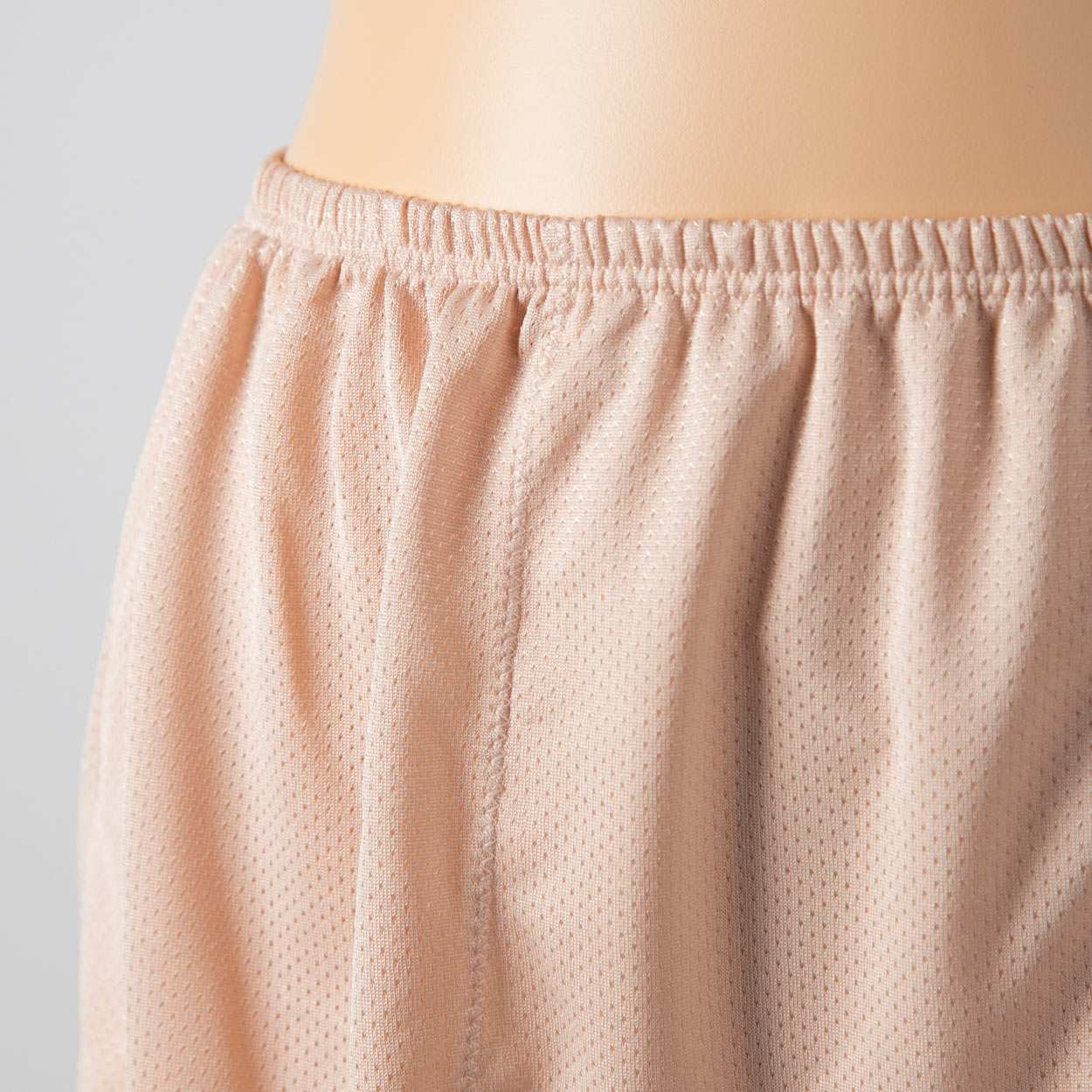 ペチパンツ サニタリー 防水布つき 透け防止 3分丈 防水 蒸れない メッシュ 通気性 スカートの下に重ねて安心 ブラック 黒 ベージュ サラサラ 透けない 生理 スカート ズボンの下 M L LL